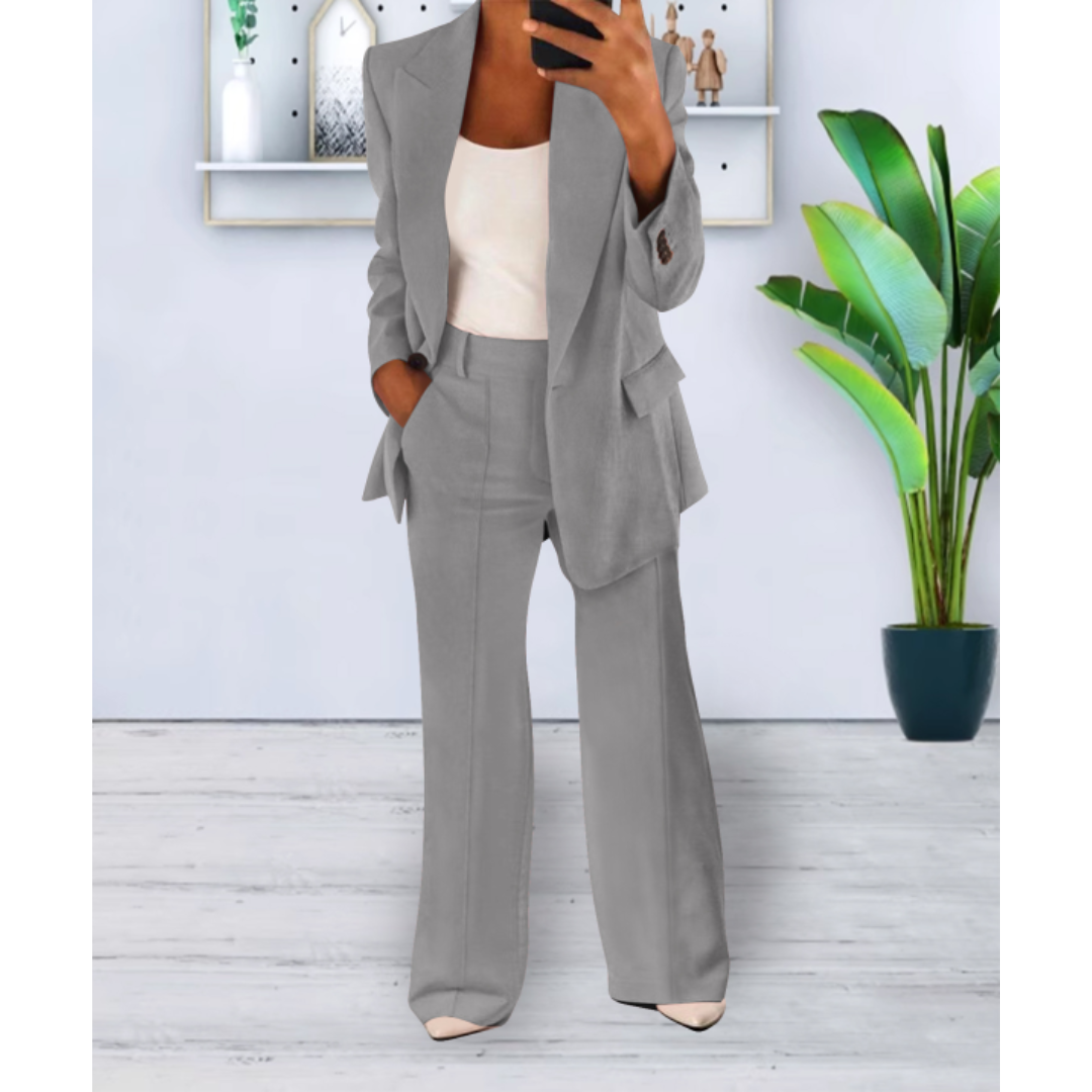 Women’s Two-Piece Suit with Pockets and Relaxed Fit